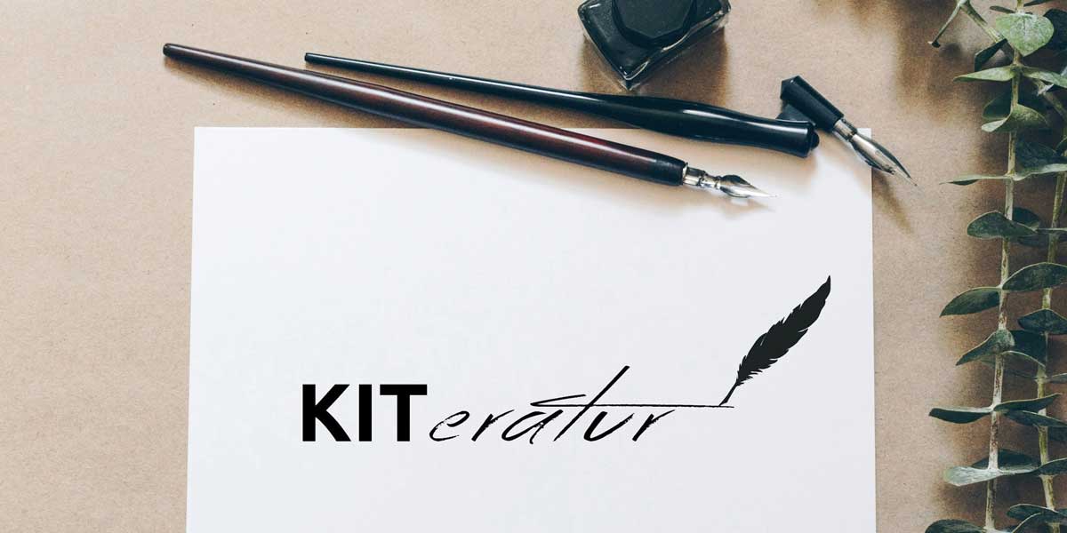 Ein paar Tintenschreiber und ein Blatt Papier, darauf steht "kiteratur" geschrieben