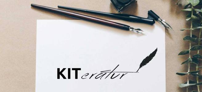 Ein paar Tintenschreiber und ein Blatt Papier, darauf steht "kiteratur" geschrieben